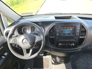 Deska rozdzielcza i stanowisko kierowcy — Mercedes-Benz EVITO 66Kwh Wltp 292 kms z 2022 roku
