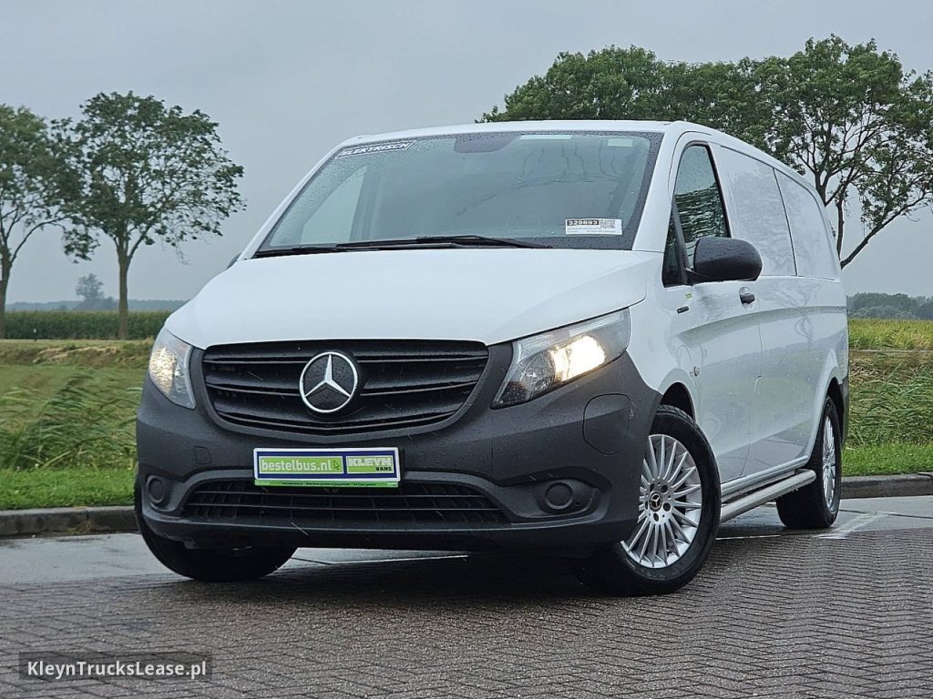 Mercedes-Benz EVITO 90kwh 332 kms WLTP!! z 2022 roku, blaszak z zagranicy — przód pojazdu