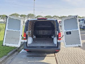 Przestrzeń ładunkowa — Mercedes-Benz EVITO ac carplay 66kWh z 2022 roku