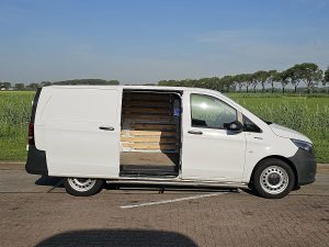 Drzwi boczne przestrzeni ładunkowej — Mercedes-Benz EVITO ac carplay 66kWh z 2022 roku