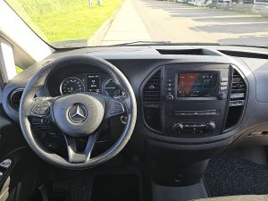 Deska rozdzielcza i stanowisko kierowcy — Mercedes-Benz EVITO ac carplay 66kWh z 2022 roku