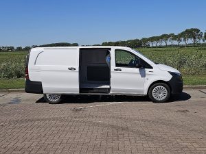 Drzwi boczne przestrzeni ładunkowej — Mercedes-Benz EVITO L3 XL 280KM WLTP z 2024 roku