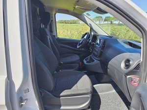 Wnętrze kabiny — Mercedes-Benz EVITO L3 XL 280KM WLTP z 2024 roku