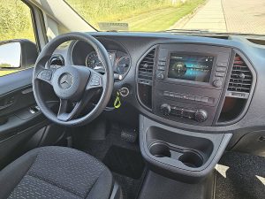 Deska rozdzielcza i stanowisko kierowcy — Mercedes-Benz EVITO L3 XL 280KM WLTP z 2024 roku