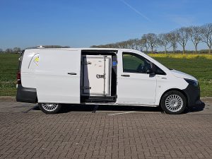 Drzwi boczne przestrzeni ładunkowej — Mercedes-Benz EVITO XL Vebabox 60 kWh z 2024 roku
