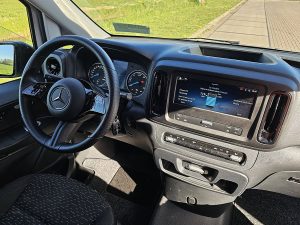 Deska rozdzielcza i stanowisko kierowcy — Mercedes-Benz EVITO XL Vebabox 60 kWh z 2024 roku