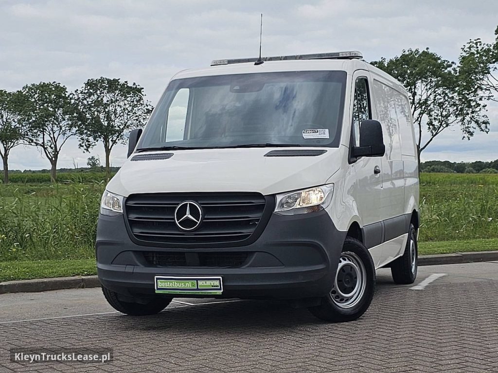 Mercedes-Benz SPRINTER 211 ac carplay EURO6 z 2022 roku, blaszak z zagranicy — przód pojazdu