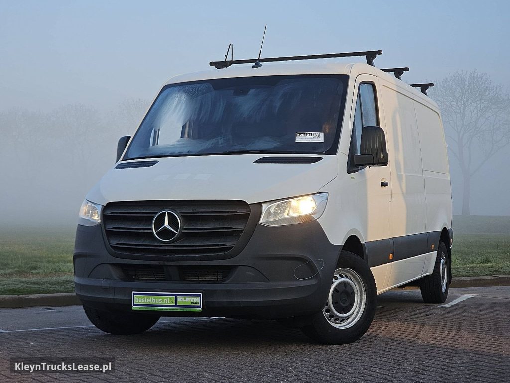 Mercedes-Benz SPRINTER 211 L2H1 Euro6 Mbux AC! z 2021 roku, blaszak z zagranicy — przód pojazdu