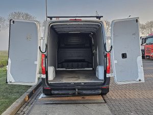 Przestrzeń ładunkowa — Mercedes-Benz SPRINTER 211 L2H1 Euro6 Mbux AC! z 2021 roku