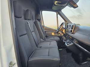 Wnętrze kabiny — Mercedes-Benz SPRINTER 211 L2H1 Euro6 Mbux AC! z 2021 roku