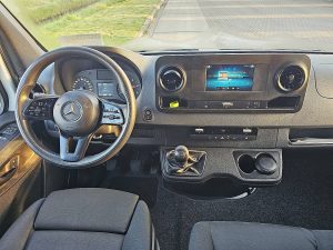 Deska rozdzielcza i stanowisko kierowcy — Mercedes-Benz SPRINTER 211 L2H1 Euro6 Mbux AC! z 2021 roku