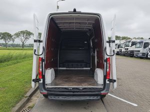 Przestrzeń ładunkowa — Mercedes-Benz SPRINTER 214 CDI AUT. L2H2 z 2020 roku