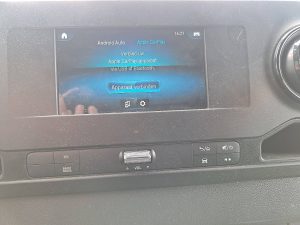 Ekran z Apple CarPlay — Mercedes-Benz SPRINTER 214 CDI AUT. L2H2 z 2020 roku