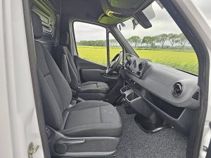 Wnętrze kabiny — Mercedes-Benz SPRINTER 214 CDI AUT. L2H2 z 2020 roku