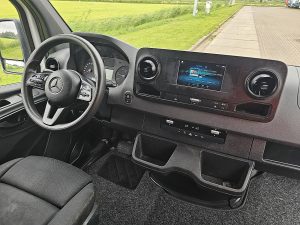 Deska rozdzielcza i stanowisko kierowcy — Mercedes-Benz SPRINTER 214 CDI AUT. L2H2 z 2020 roku