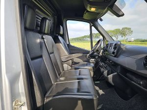 Wnętrze kabiny — Mercedes-Benz SPRINTER 311 L1H1 2xZijdeur Mbiux z 2020 roku