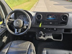 Deska rozdzielcza i stanowisko kierowcy — Mercedes-Benz SPRINTER 311 L1H1 2xZijdeur Mbiux z 2020 roku