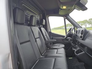 Wnętrze kabiny — Mercedes-Benz SPRINTER 311 L1H1 2xZijdeur Mbux! z 2020 roku