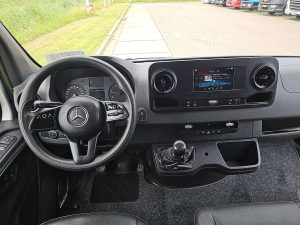 Deska rozdzielcza i stanowisko kierowcy — Mercedes-Benz SPRINTER 311 L1H1 2xZijdeur Mbux! z 2020 roku