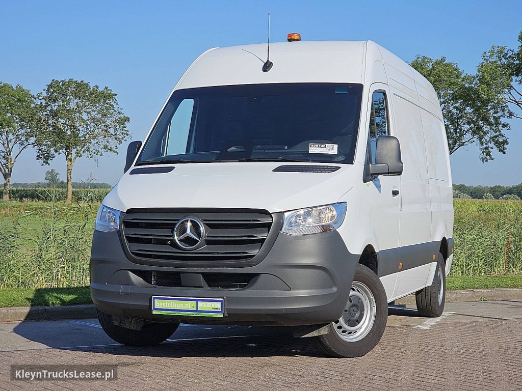 Mercedes-Benz SPRINTER 311 L2H2 MBUX10 RDW z 2024 roku, blaszak z zagranicy — przód pojazdu
