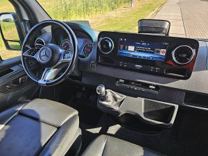Deska rozdzielcza i stanowisko kierowcy — Mercedes-Benz SPRINTER 311 L2H2 MBUX10 RDW z 2024 roku