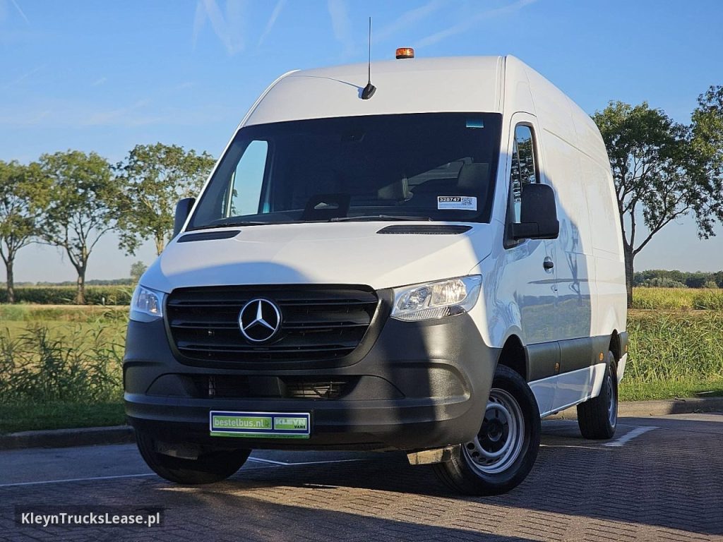 Mercedes-Benz SPRINTER 311 L2H2 MBUX10  RWD z 2024 roku, blaszak z zagranicy — przód pojazdu