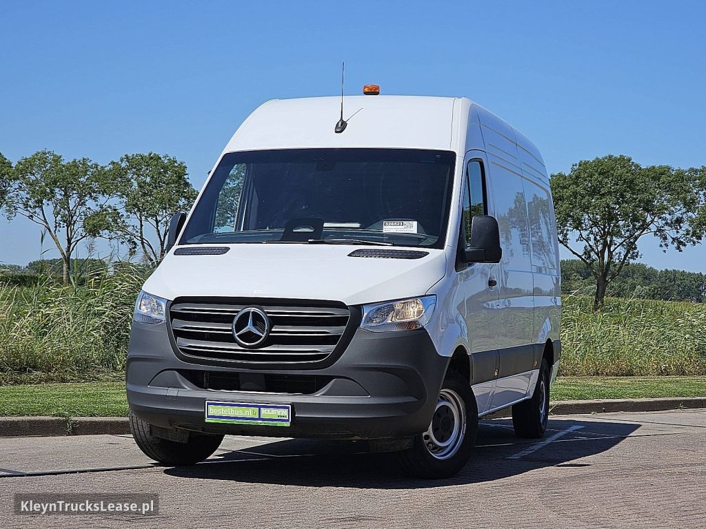 Mercedes-Benz SPRINTER 311 L2H2 MBUX10  RWD z 2024 roku, blaszak z zagranicy — przód pojazdu