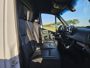 Wnętrze kabiny — Mercedes-Benz SPRINTER 311 L2H2 MBUX10  RWD z 2024 roku
