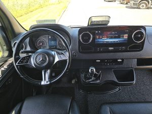 Deska rozdzielcza i stanowisko kierowcy — Mercedes-Benz SPRINTER 311 L2H2 MBUX10  RWD z 2024 roku