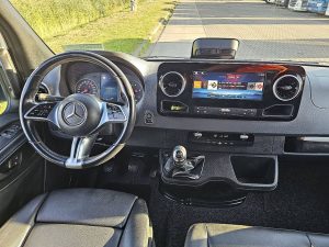 Deska rozdzielcza i stanowisko kierowcy — Mercedes-Benz SPRINTER 311 L2H2 MBUX10  RWD z 2024 roku