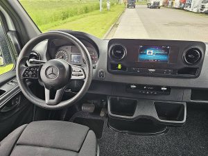 Deska rozdzielcza i stanowisko kierowcy — Mercedes-Benz SPRINTER 311 XXL L4 ac aut EURO6 z 2022 roku