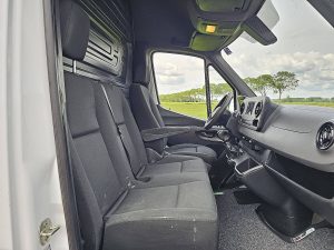 Wnętrze kabiny — Mercedes-Benz SPRINTER 314 L3H2 Maxi Mbux Euro6 z 2020 roku