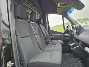 Wnętrze kabiny — Mercedes-Benz SPRINTER 315 ac automaat EURO6 z 2023 roku