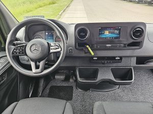 Deska rozdzielcza i stanowisko kierowcy — Mercedes-Benz SPRINTER 315 ac automaat EURO6 z 2023 roku