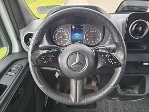Deska rozdzielcza i stanowisko kierowcy — Mercedes-Benz SPRINTER 315 ac automaat EURO6 z 2024 roku