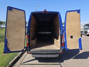 Przestrzeń ładunkowa — Mercedes-Benz SPRINTER 315 CDI AUT. L3H2 z 2024 roku