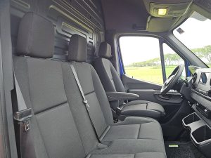 Wnętrze kabiny — Mercedes-Benz SPRINTER 315 CDI AUT. L3H2 z 2024 roku