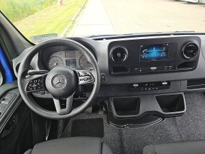 Deska rozdzielcza i stanowisko kierowcy — Mercedes-Benz SPRINTER 315 CDI AUT. L3H2 z 2024 roku