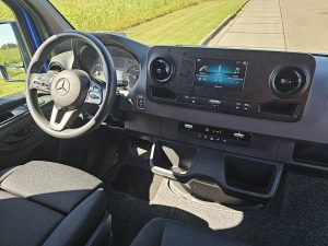Deska rozdzielcza i stanowisko kierowcy — Mercedes-Benz SPRINTER 315 CDI AUT. L3H2 z 2024 roku