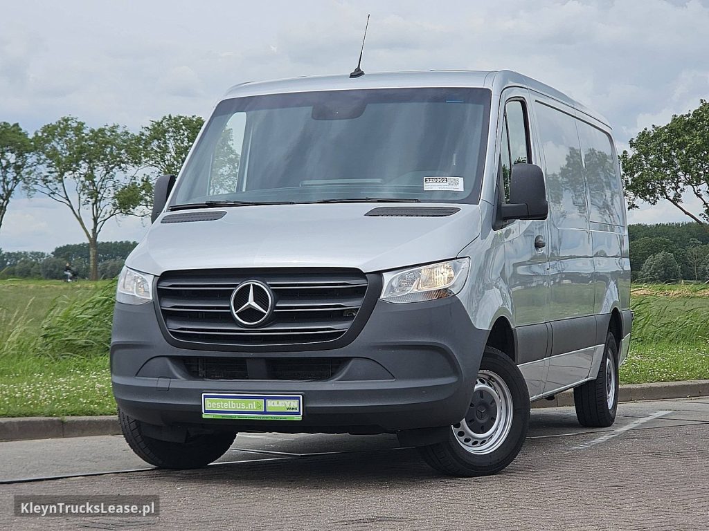 Mercedes-Benz SPRINTER 315 L2H1 RWD Mbux AC! z 2021 roku, blaszak z zagranicy — przód pojazdu