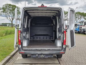 Przestrzeń ładunkowa — Mercedes-Benz SPRINTER 315 L2H1 RWD Mbux AC! z 2021 roku