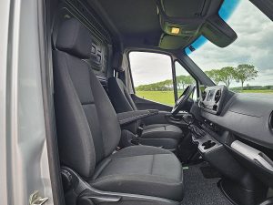 Wnętrze kabiny — Mercedes-Benz SPRINTER 315 L2H1 RWD Mbux AC! z 2021 roku