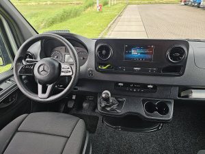 Deska rozdzielcza i stanowisko kierowcy — Mercedes-Benz SPRINTER 315 L2H1 RWD Mbux AC! z 2021 roku