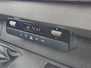Wyposażenie specjalne wnętrza — Mercedes-Benz SPRINTER 315 L2H1 RWD Mbux AC! z 2021 roku