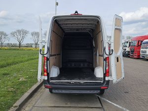 Przestrzeń ładunkowa — Mercedes-Benz SPRINTER 317 L2H2 LED Mbux 10 z 2024 roku