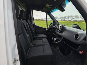 Wnętrze kabiny — Mercedes-Benz SPRINTER 317 L2H2 LED Mbux 10 z 2024 roku