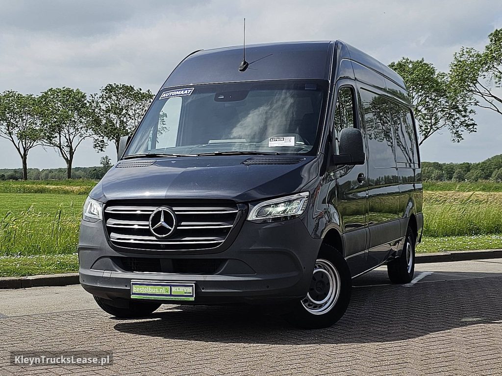 Mercedes-Benz SPRINTER 317 L2H2 LED Mbux10 z 2020 roku, blaszak z zagranicy — przód pojazdu