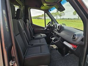 Wnętrze kabiny — Mercedes-Benz SPRINTER 317 L2H2 LED Mbux10 z 2020 roku