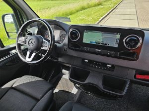 Deska rozdzielcza i stanowisko kierowcy — Mercedes-Benz SPRINTER 317 L2H2 LED Mbux10 z 2020 roku