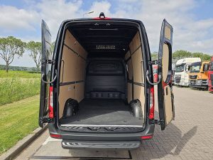 Przestrzeń ładunkowa — Mercedes-Benz SPRINTER 317 L2H2 LED Mbux10! z 2024 roku